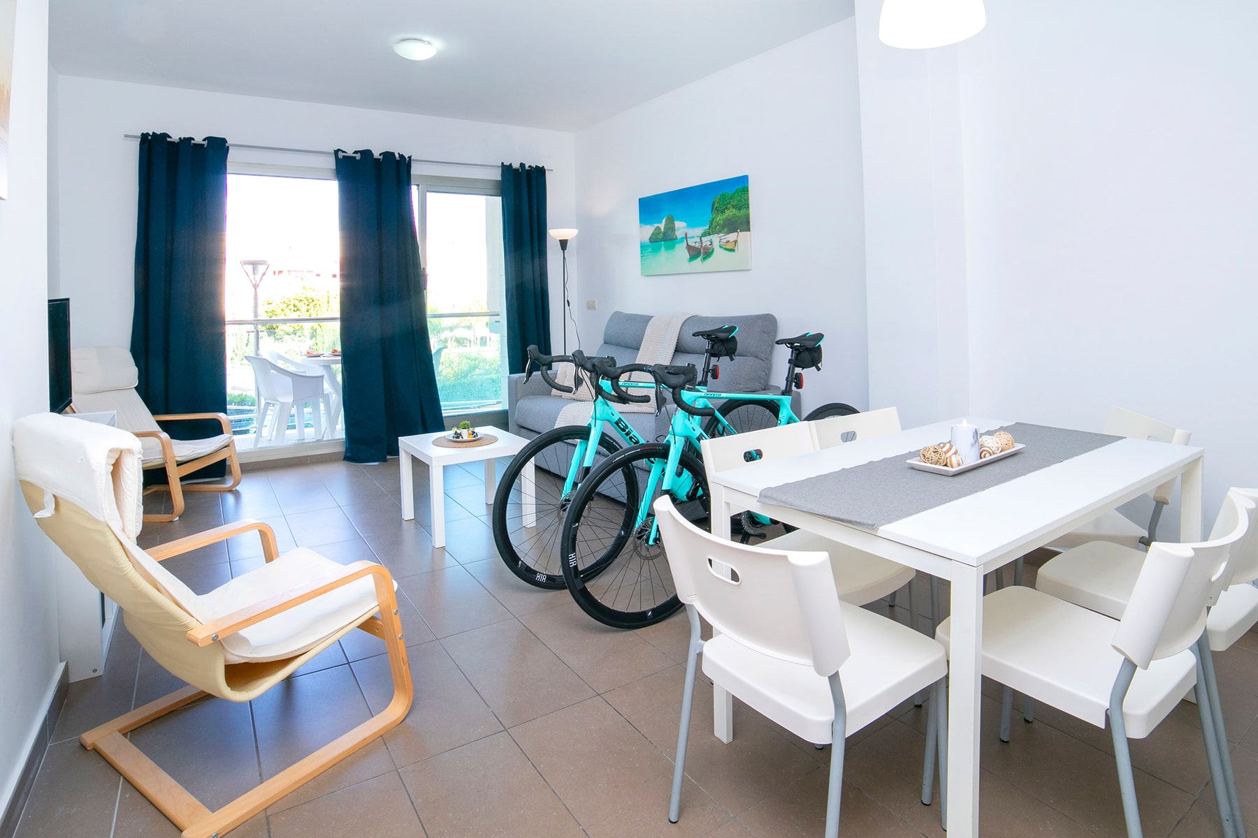 Bike-friendly apartment in Calpe with two road bikes in the living room
